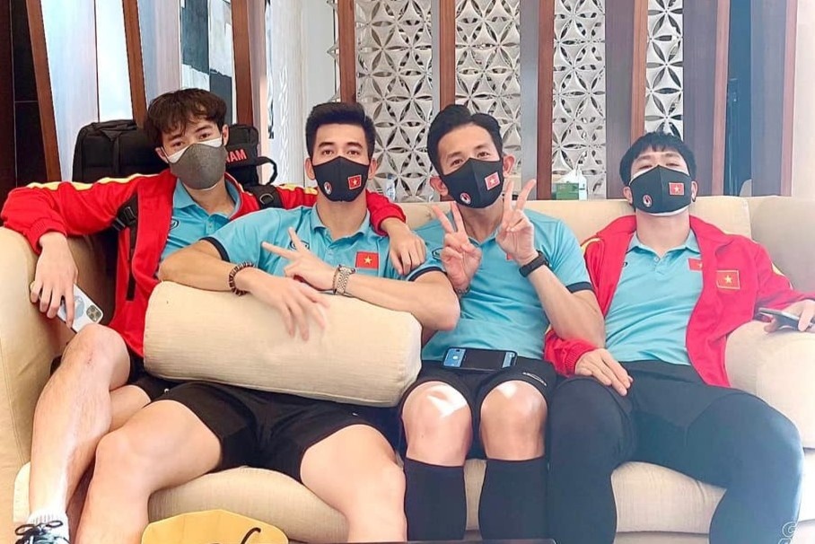 Cau thu tuyen Viet Nam khoe anh vua ve nuoc, di chuyen toi khu cach ly hinh anh