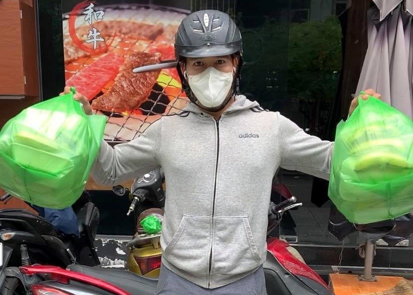 chang trai dung hop ba mia de phat com chay mien phi anh 1