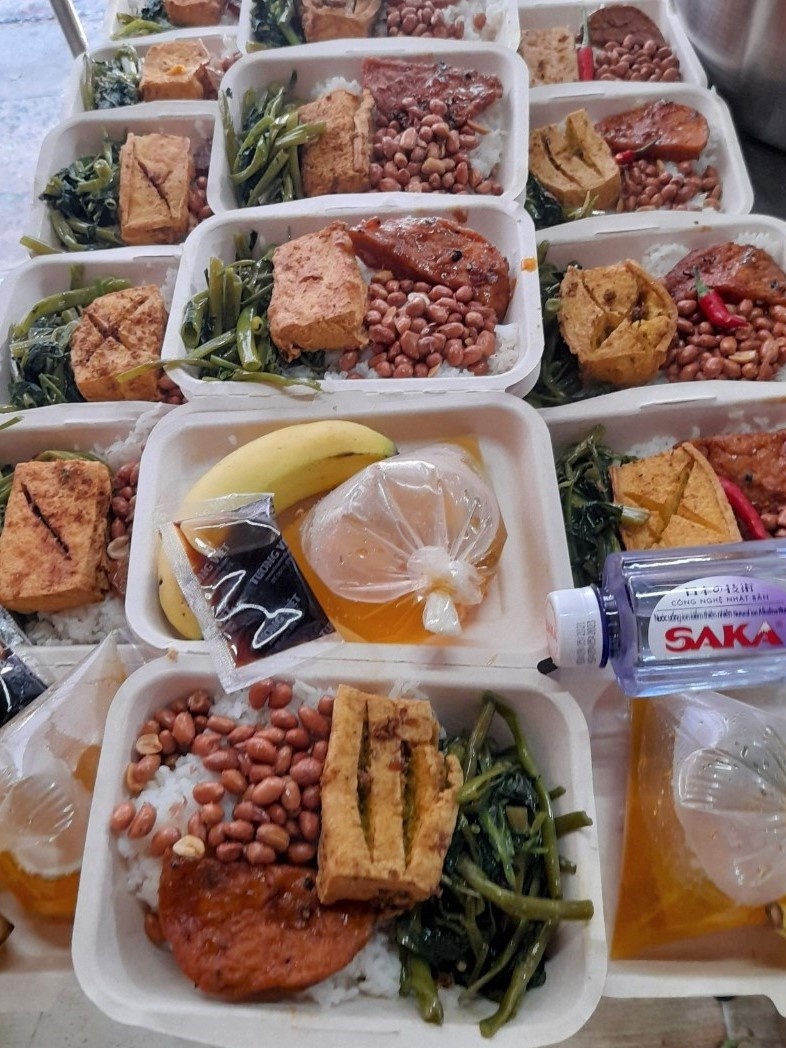 chang trai dung hop ba mia de phat com chay mien phi anh 4