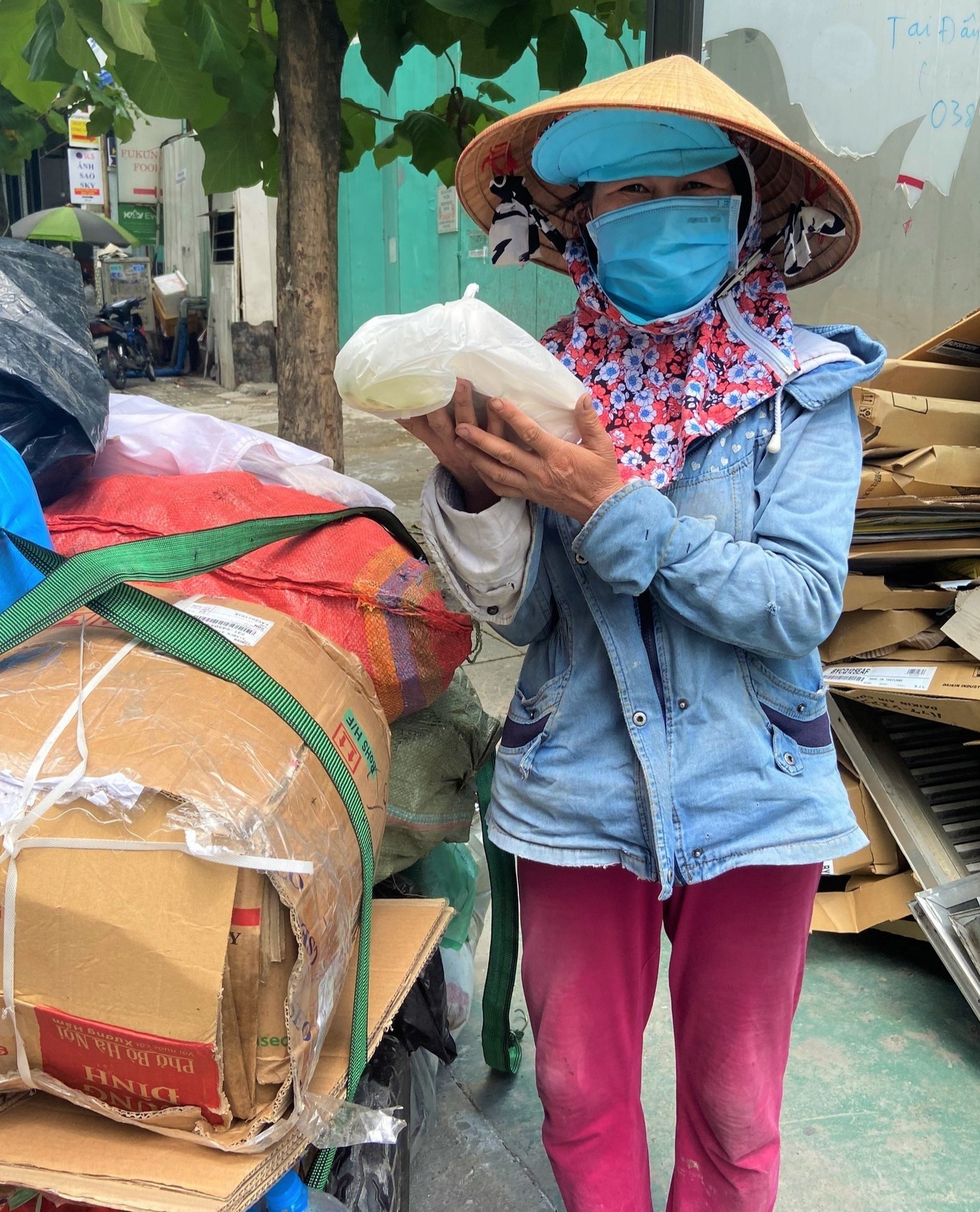 chang trai dung hop ba mia de phat com chay mien phi anh 2