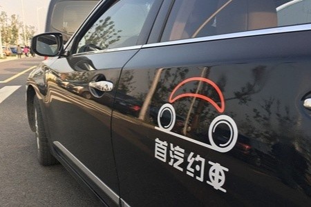 Co gai o Trung Quoc nhay khoi taxi vi tai xe chay sai lo trinh hinh anh