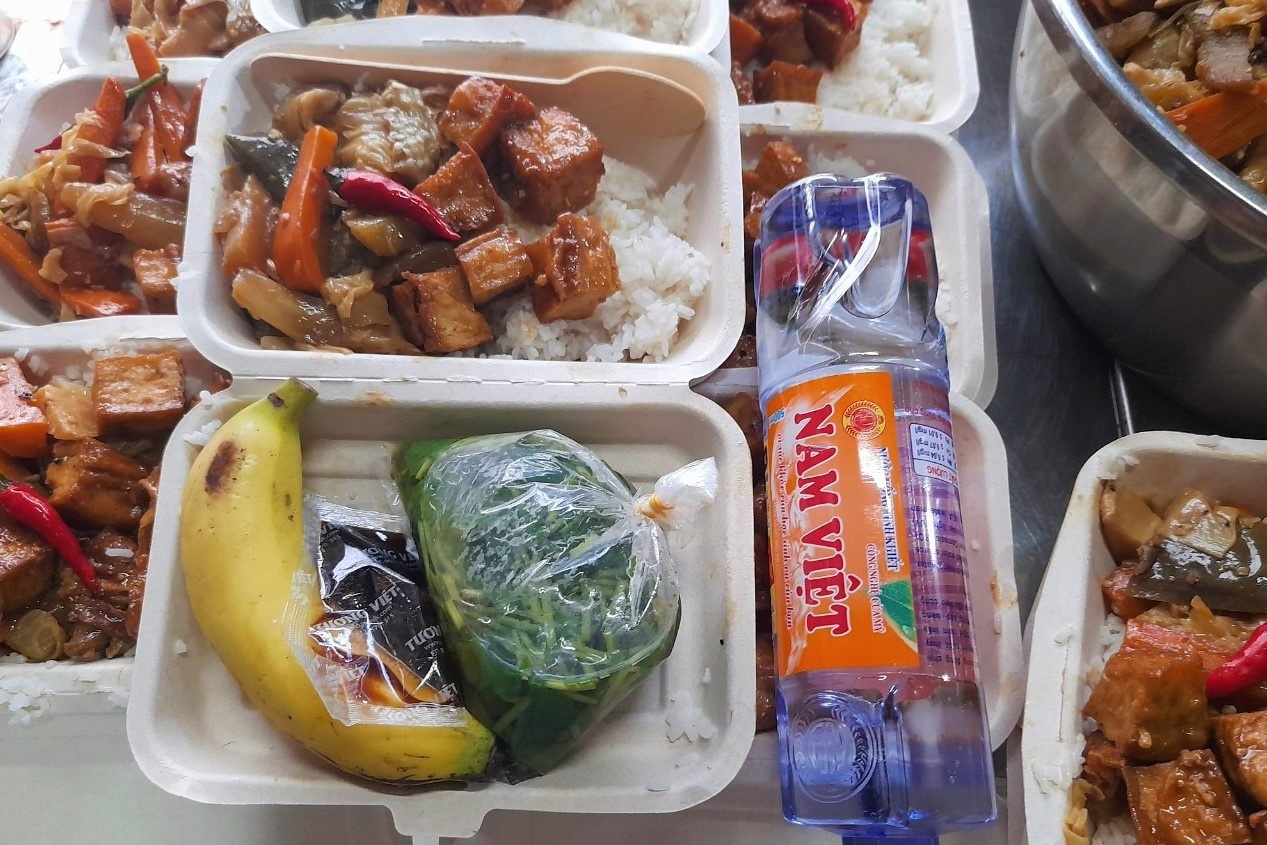 chang trai dung hop ba mia de phat com chay mien phi anh 5