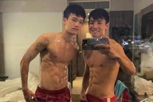 Cau thu tuyen Viet Nam khoe than hinh co bap hinh anh