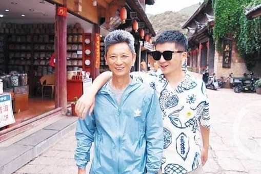 Con trai ban nha, dua cha di phuot khap Trung Quoc hinh anh