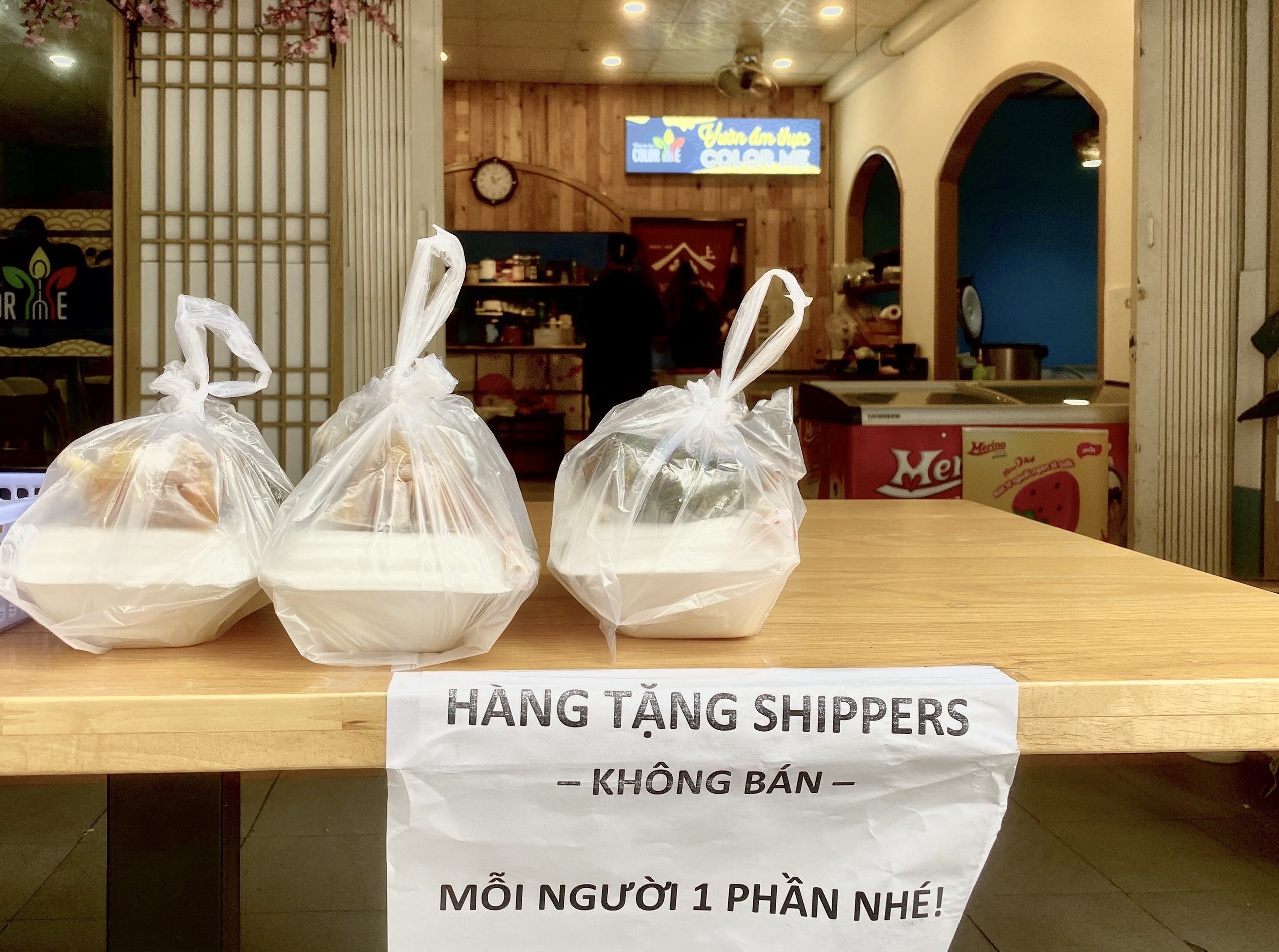 cơm từ thiện mùa dịch ảnh 2 com tu thien mua dich anh 2
