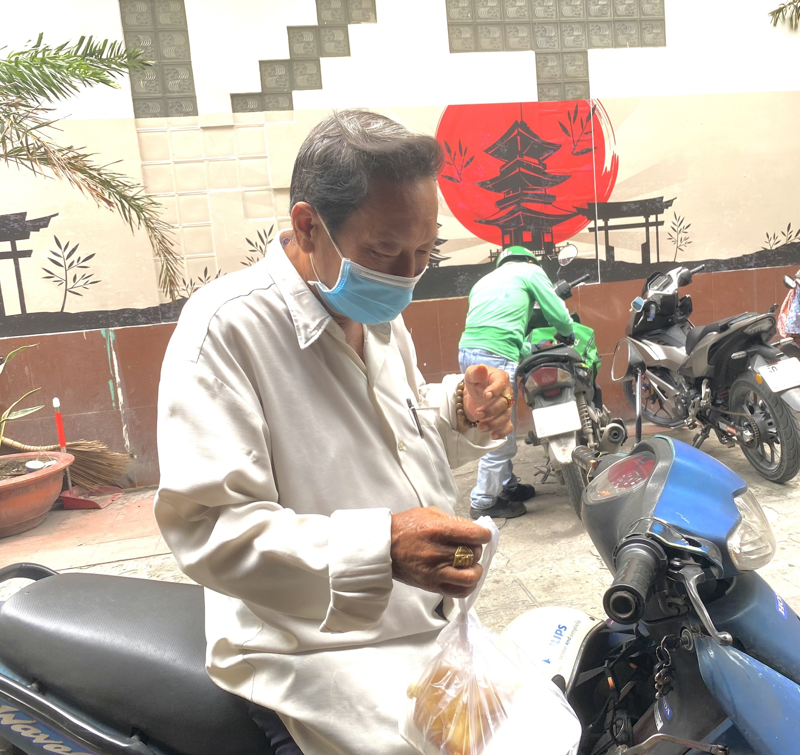 cơm từ thiện mùa dịch ảnh 5 com tu thien mua dich anh 5