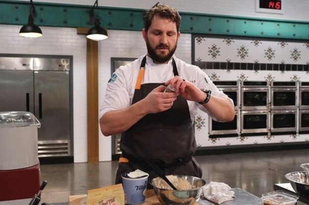 Quan quan cuoc thi dau bep bi duoi viec vi quay roi nhan vien nu hinh anh