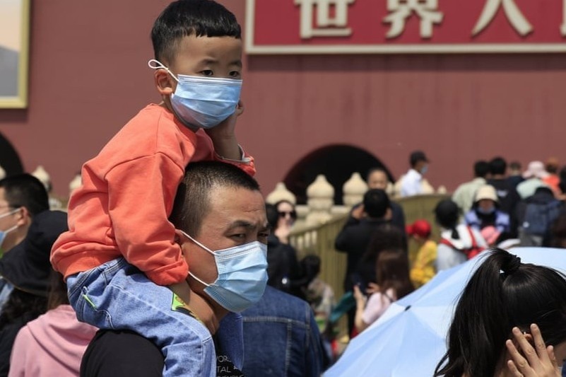 Sinh 8 con, ong bo Trung Quoc nhan so tien phat khong lo hinh anh