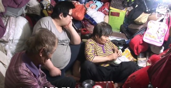 căn nhà ngập rác ảnh 2 can nha ngap rac anh 2