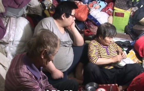 Con trai 40 tuoi that nghiep, cha gia di nhat 150 tan rac ve tich cop hinh anh