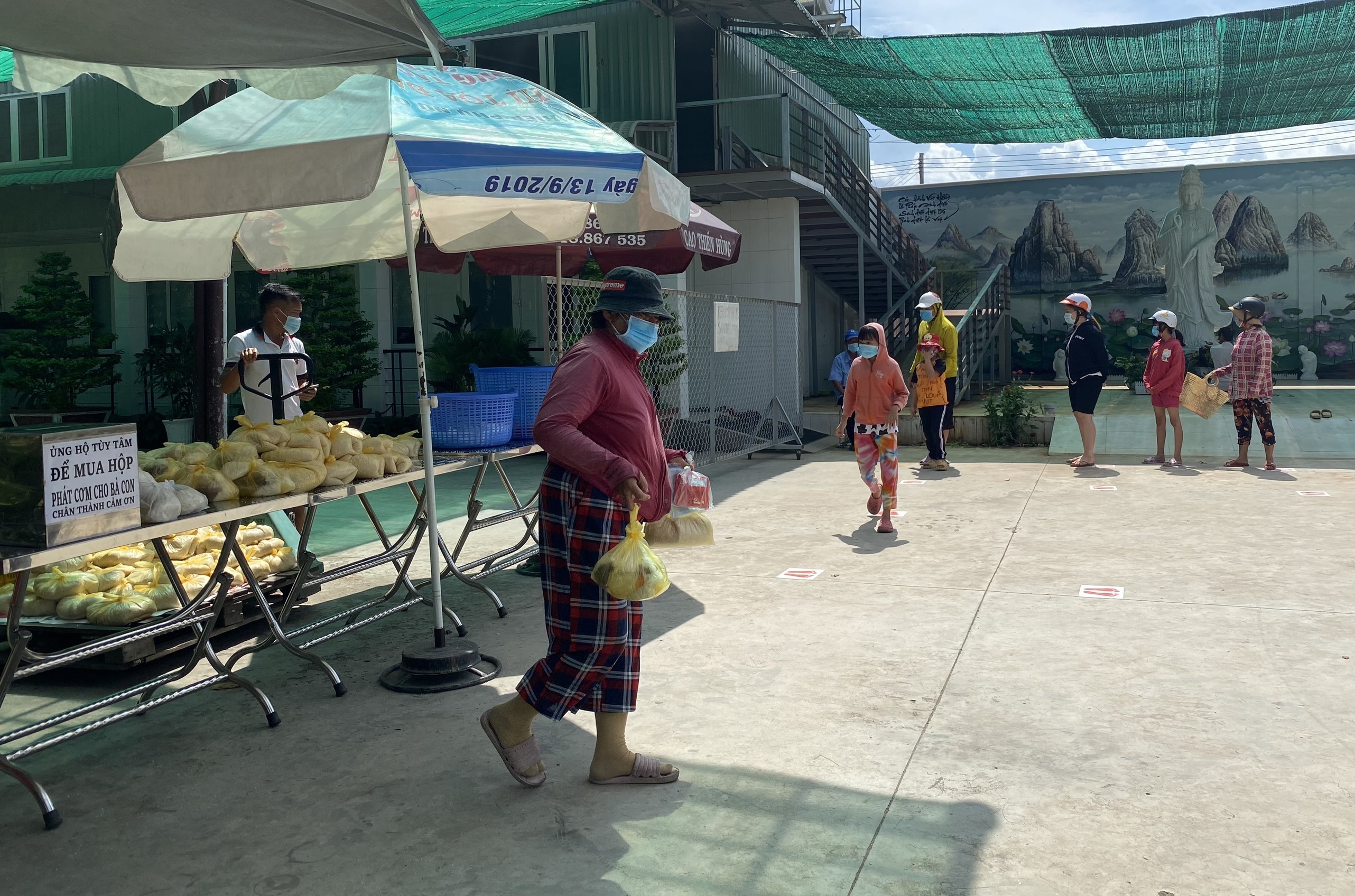 phát cơm mùa dịch ảnh 1 phat com mua dich anh 1