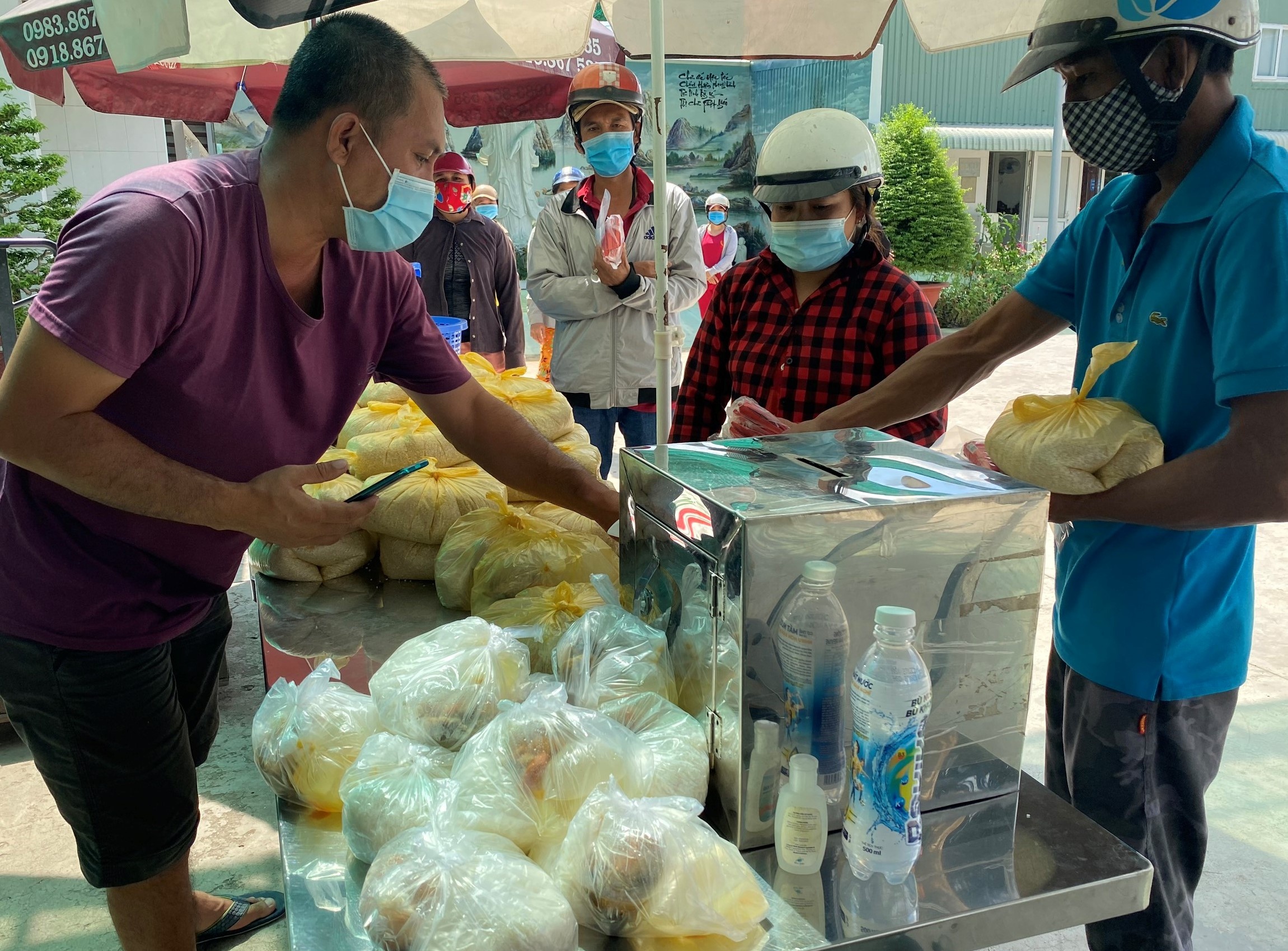 phát cơm mùa dịch ảnh 3 phat com mua dich anh 3