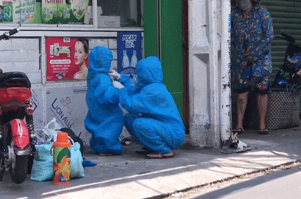 Ba noi khoc, dung tu xa nhin chau di cach ly hinh anh