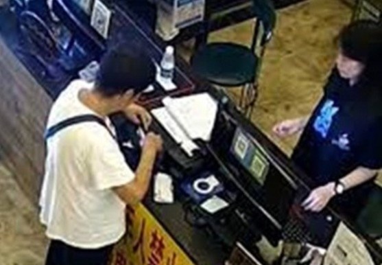 Cu ba 80 tuoi o Trung Quoc ngoi quan net moi ngay hinh anh