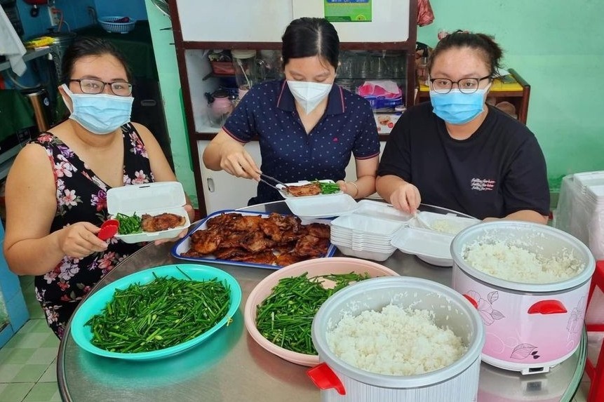 'Bep nha' nau com tang nguoi ngheo khap TP.HCM hinh anh