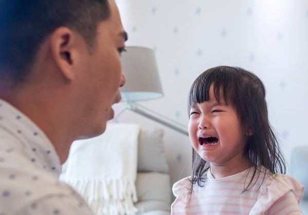 Vo sinh con, nhung chong lai la nguoi tram cam hinh anh