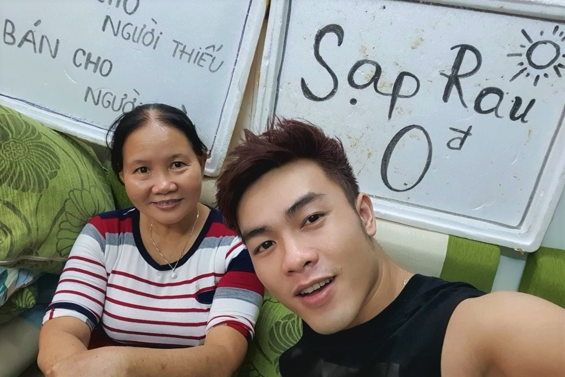 Con la bac si benh vien da chien, me o nha mo sap rau mien phi hinh anh