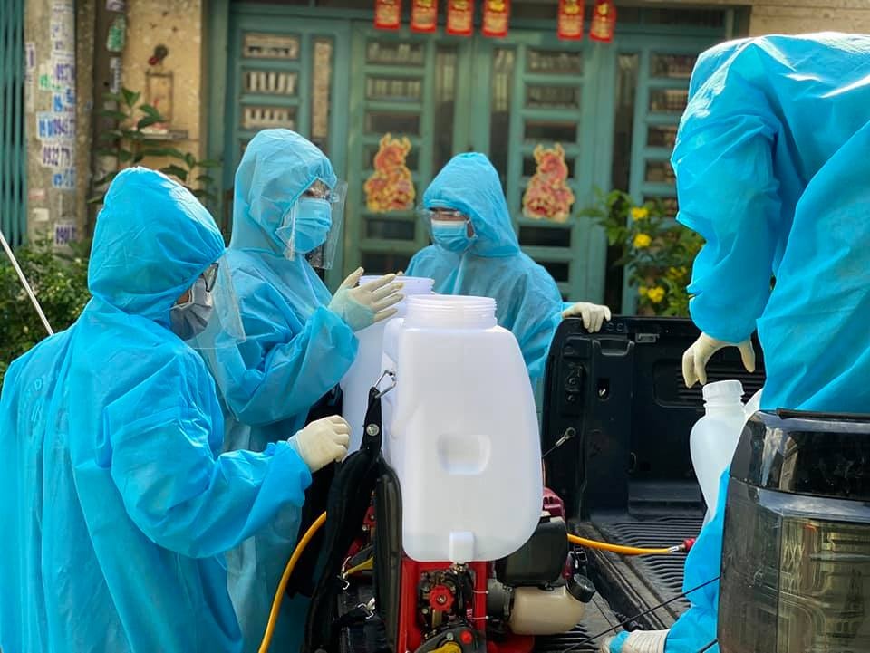 tình nguyện viên phun khử khuẩn ảnh 3 tinh nguyen vien phun khu khuan anh 3