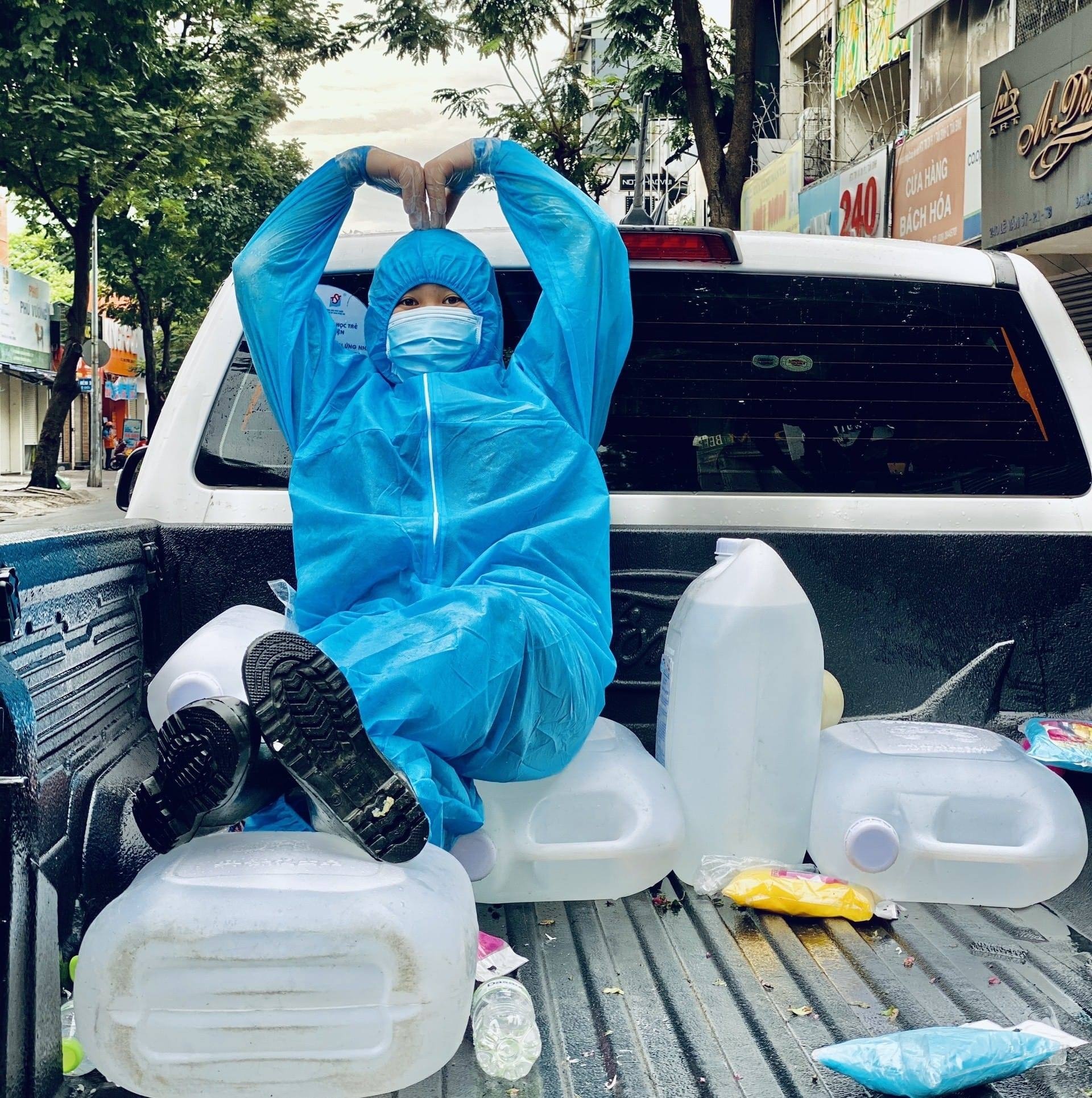 tình nguyện viên phun khử khuẩn ảnh 2 tinh nguyen vien phun khu khuan anh 2