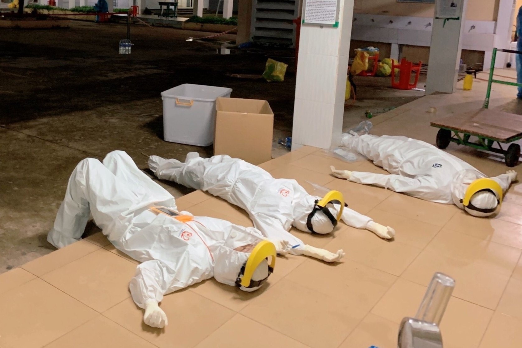 Phut nghi ngoi luc 3h sang cua tinh nguyen vien o TP.HCM hinh anh