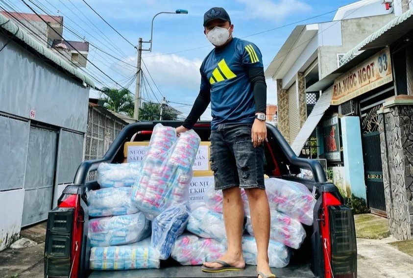 Giam doc o Dong Nai tang bang ve sinh cho chi em trong khu phong toa hinh anh