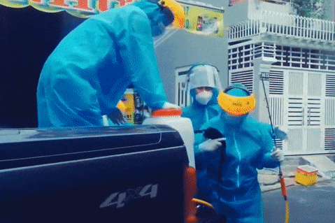 Nhung nu 'chien binh' phun khu khuan o TP.HCM hinh anh