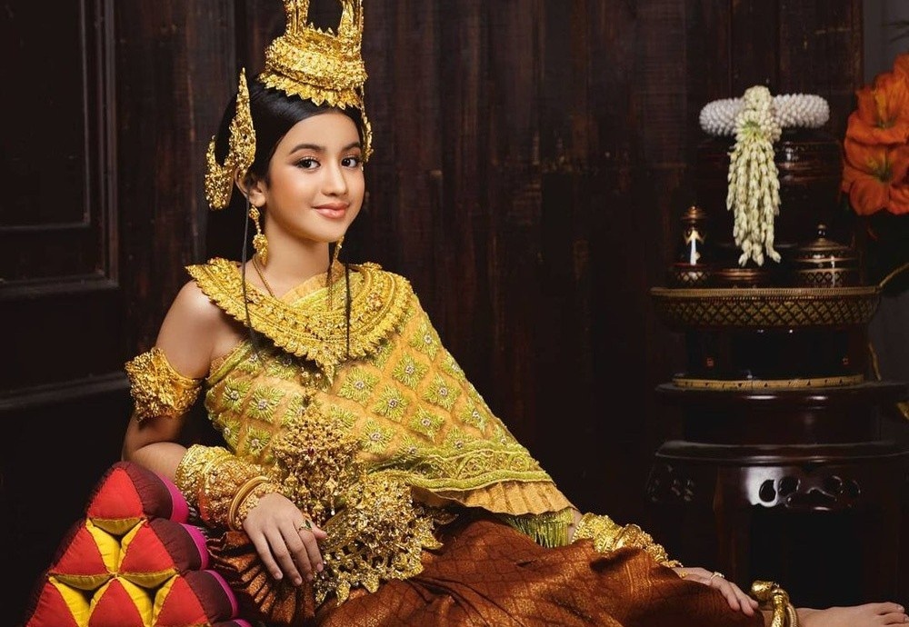 Tieu cong chua Campuchia buoc vao lang giai tri hinh anh