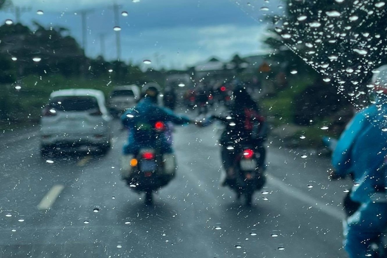 Xuc dong hinh anh CSGT tang ao mua tan tay nguoi ve que tranh dich hinh anh