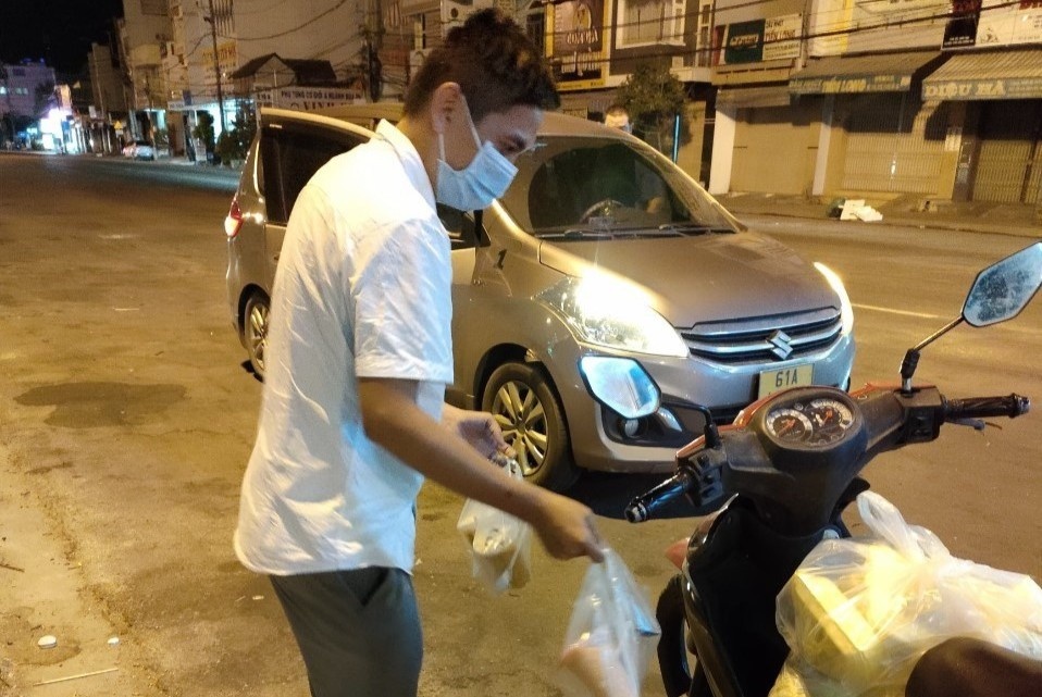 Xuyen dem tang chao, xang cho doan nguoi tu mien Nam ve que tranh dich hinh anh