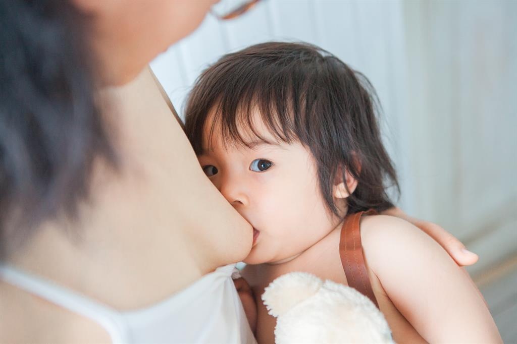 Phu nu Han bi danh gia vi cho con bu noi cong cong hinh anh