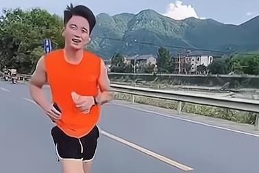 Cai thua vo, anh chong Trung Quoc chay bo 30 km ve nha ngoai hinh anh