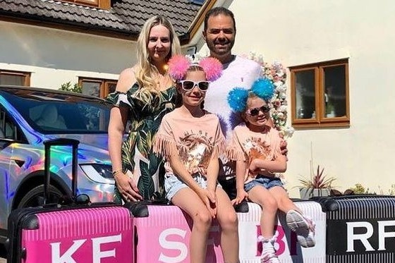 Gia dinh trieu phu Anh lan dau trai nghiem cam giac lam nguoi ngheo hinh anh