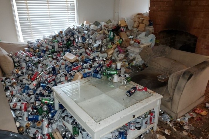 Nguoi thue quyt tien, de lai nui rac khong lo cho chu nha hinh anh