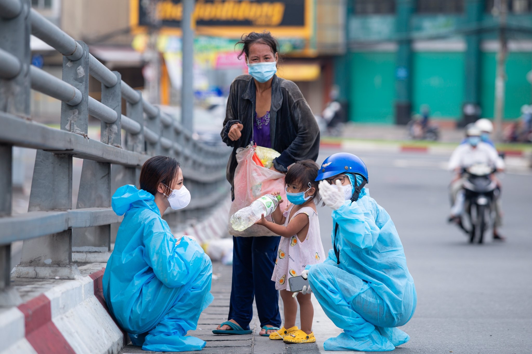 com tu thien mua dich anh 2