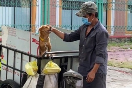 Nguoi nhat ve chai o TP.HCM chia phan com tu thien voi cun cung hinh anh