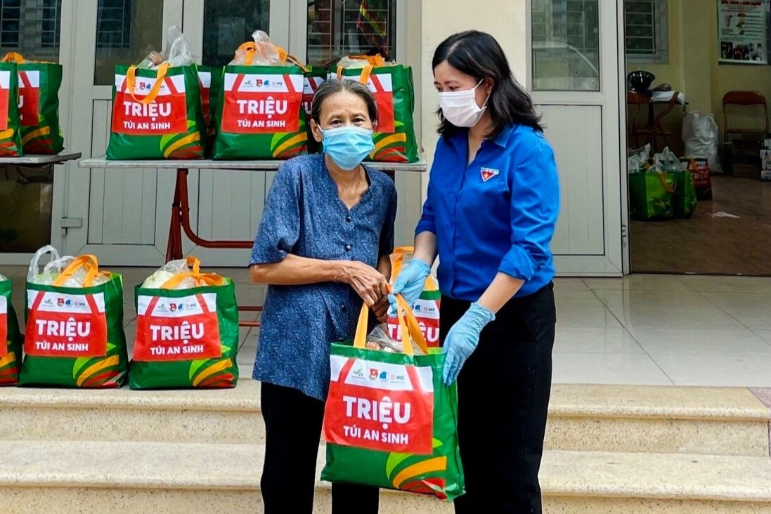 Lien tuc tang thuc pham, thuoc men cho nguoi kho khan trong dich hinh anh