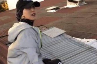 Co gai 23 tuoi qua doi khi quay clip TikTok tren mai nha hinh anh