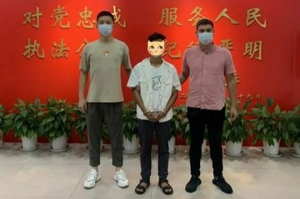 Nguoi dan ong Trung Quoc phat hien 'ban gai qua mang' la chau ho hinh anh
