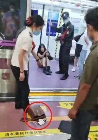 tranh cãi trên tàu điện ảnh 2 tranh cai tren tau dien anh 2