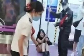 Co gai Trung Quoc bi bao ve loi rach vay ao khi tranh cai hinh anh