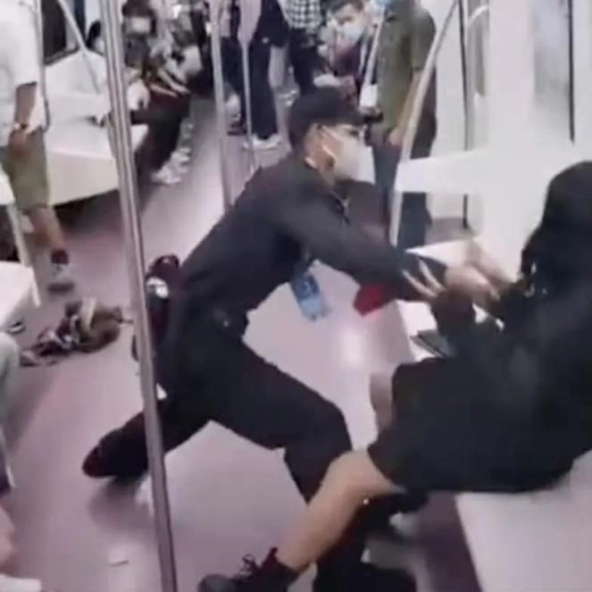 cãi nhau trên tàu điện ảnh 1 cai nhau tren tau dien anh 1