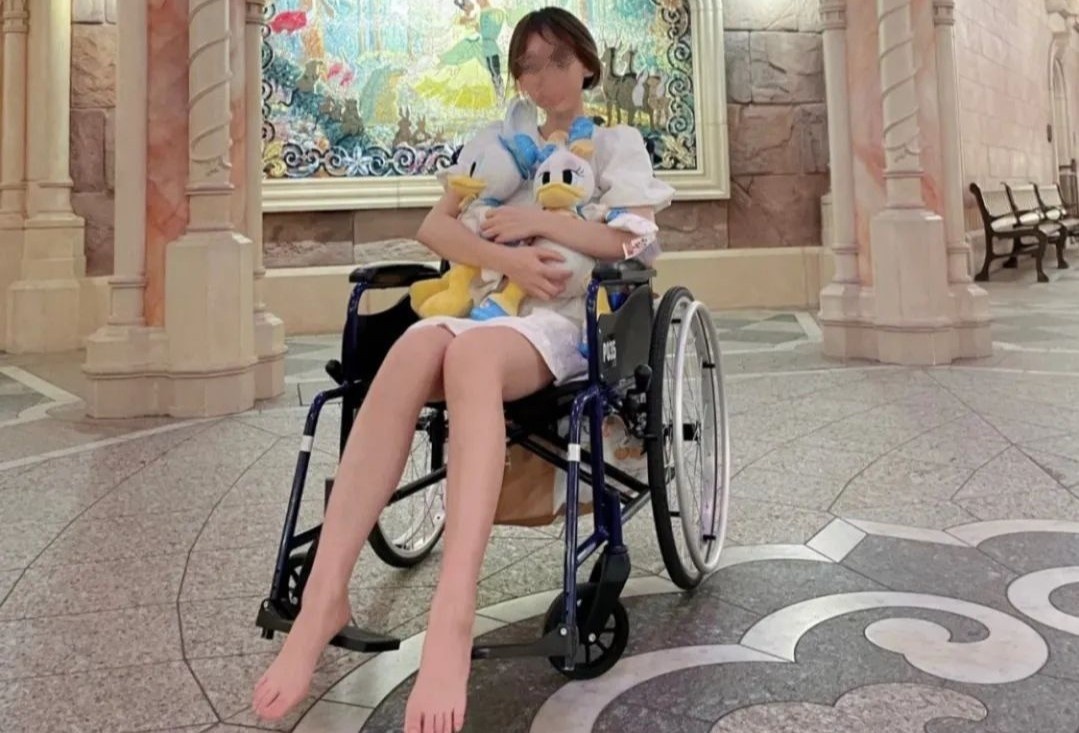 Nguoi tre Trung Quoc thue xe lan o khu vui choi vi luoi di bo hinh anh