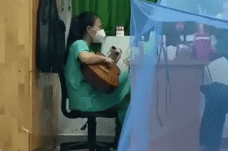 Nu tinh nguyen vien dan hat trong khu cach ly o TP.HCM hinh anh