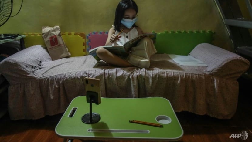 hoc truc tuyen do Covid anh 1