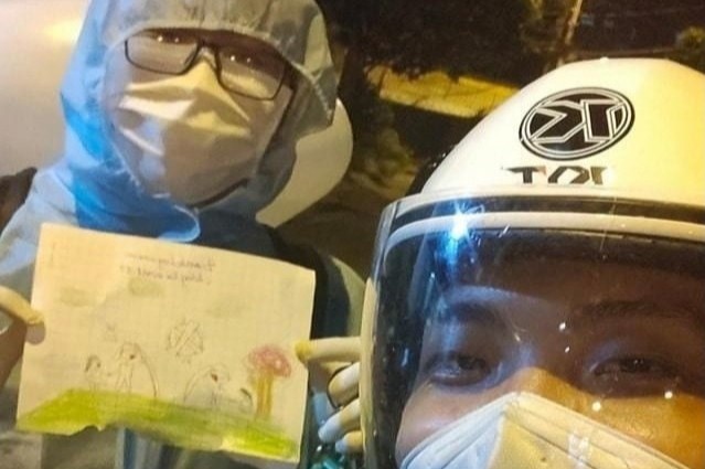 Con cua F0 ve tranh tang doi phun khu khuan hinh anh