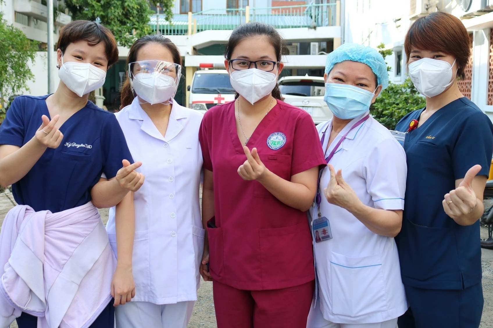 Y, bac si o TP.HCM hat dong vien nhau khi di chong dich hinh anh
