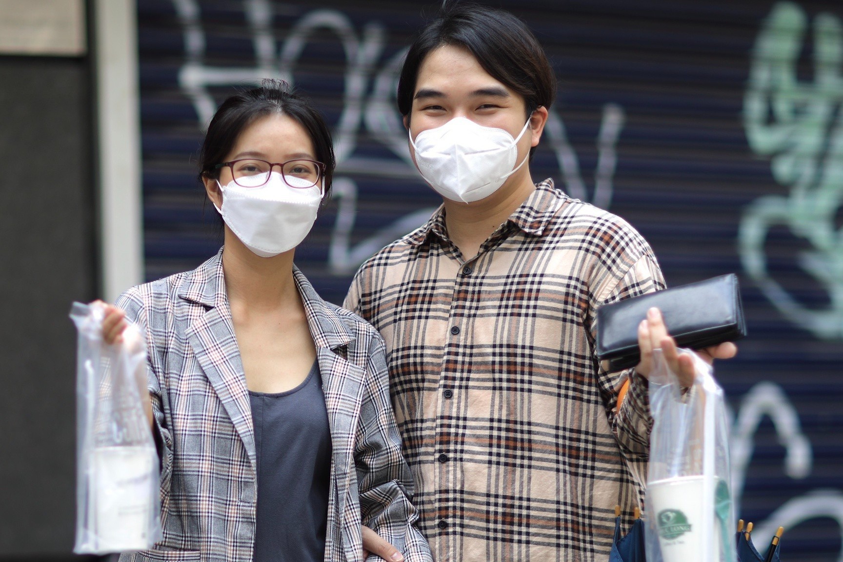 Ra duong, thoat khoi 4 buc tuong sau 4 thang o nha vi phong toa hinh anh