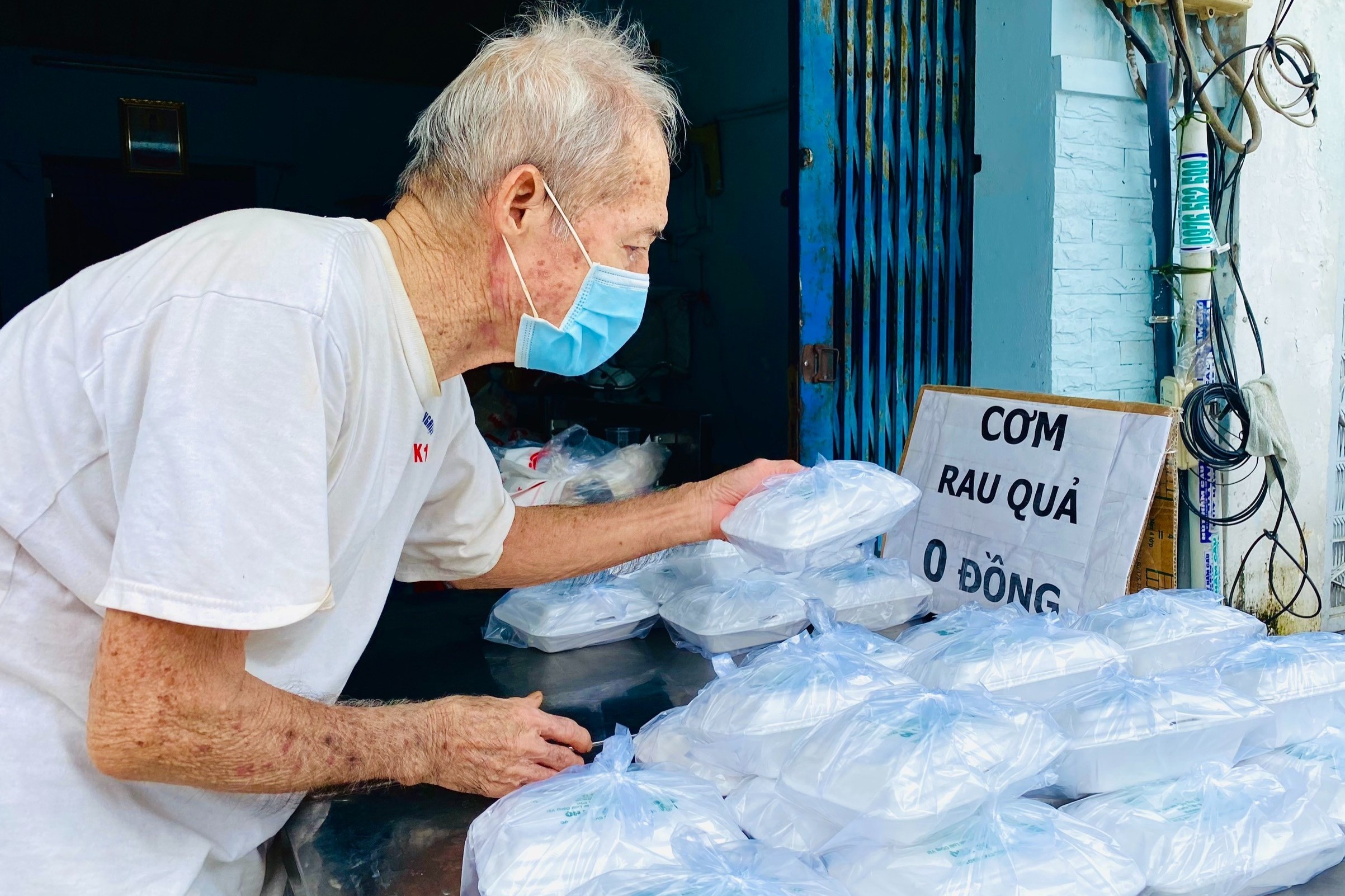 Doi vo chong 70 tuoi hang ngay nau com chay, tang nguoi ngheo o TP.HCM hinh anh