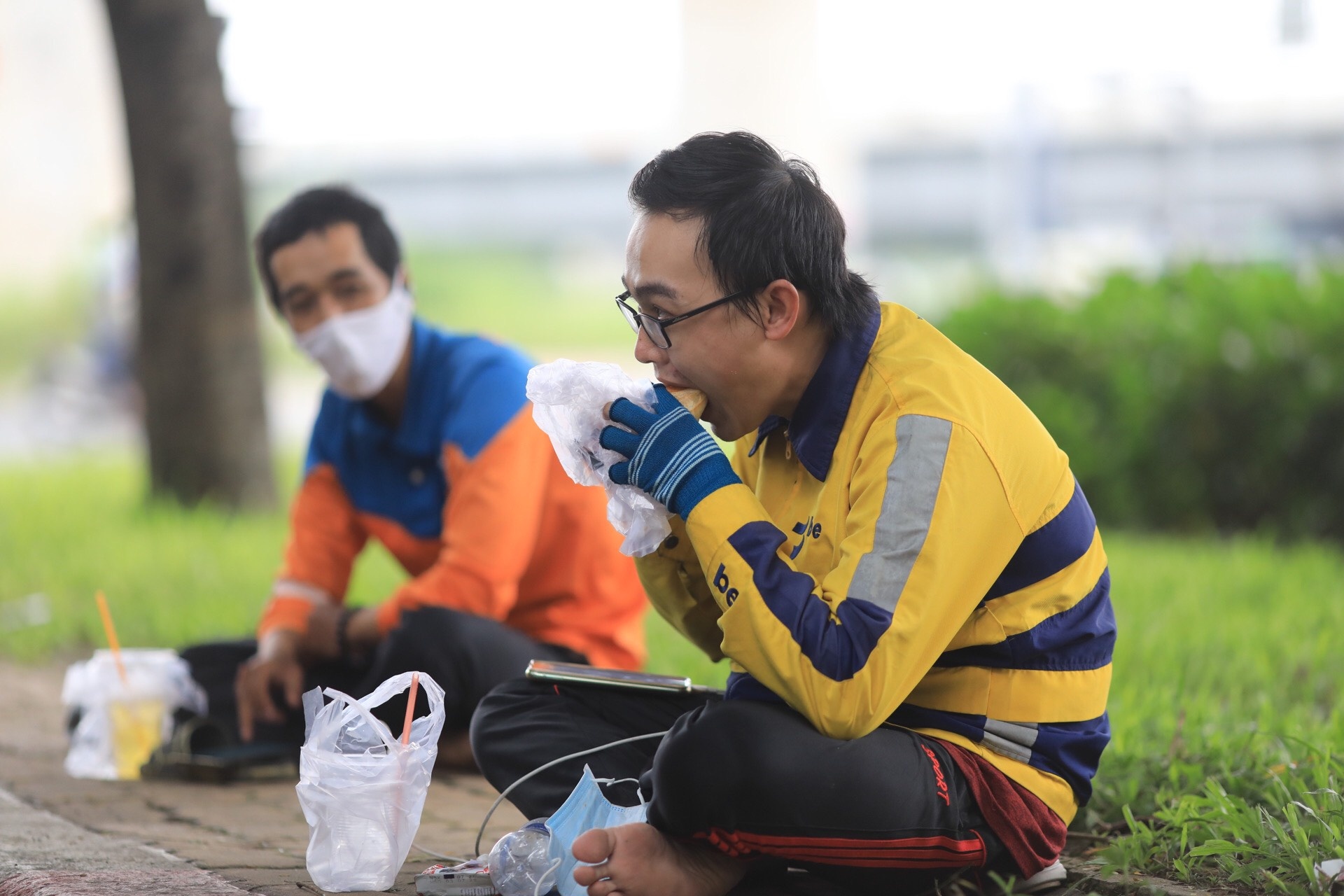 Shipper o TP.HCM anh 2