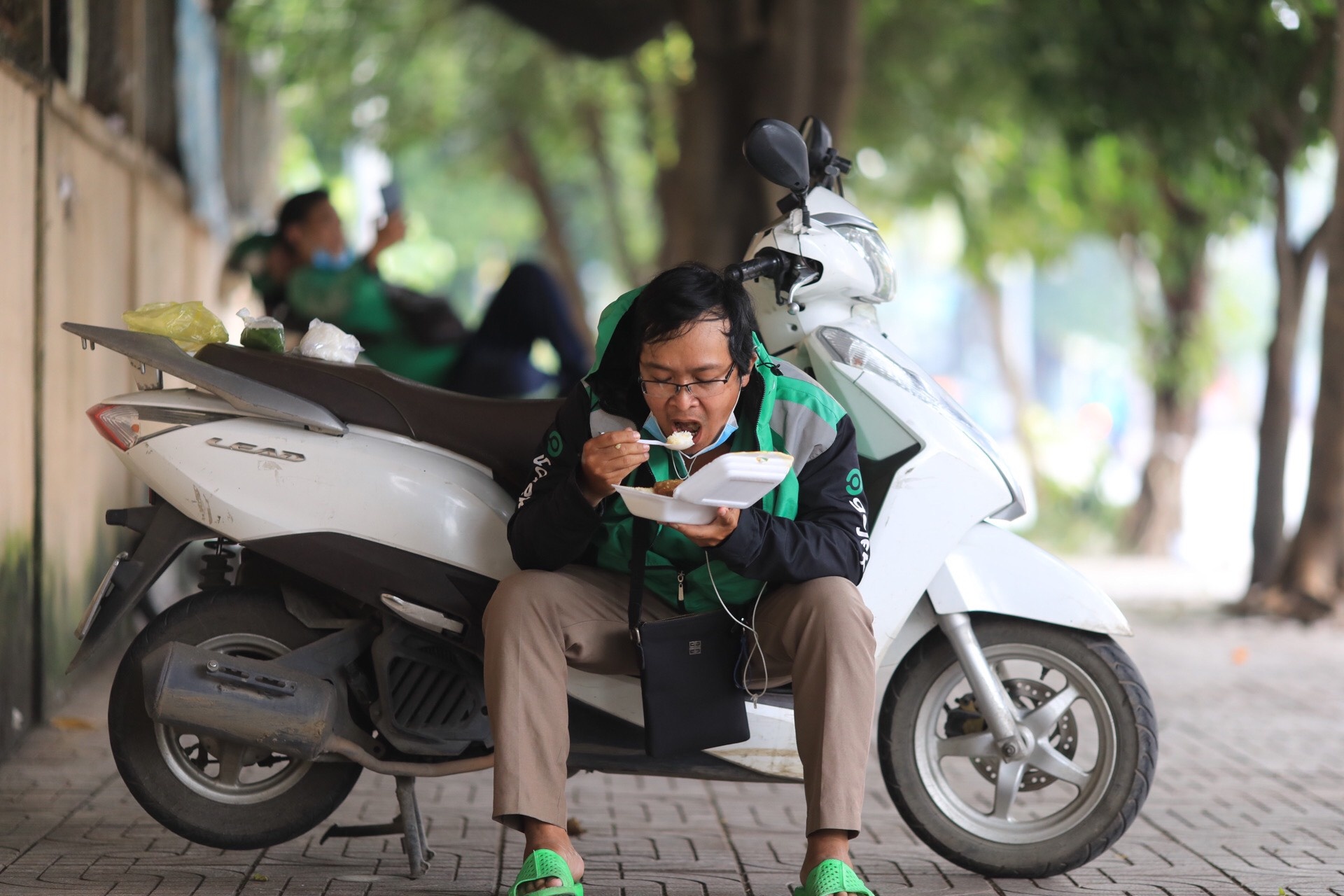 Shipper o TP.HCM anh 1